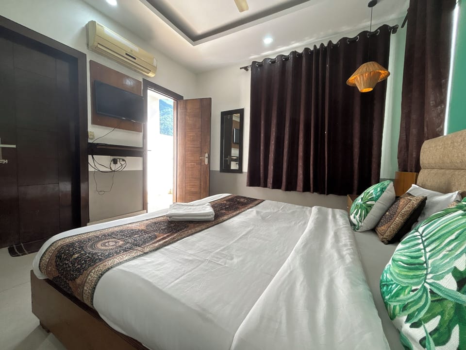 Family Room, 2 Bedrooms, Balcony, Mountain View | Free WiFi
