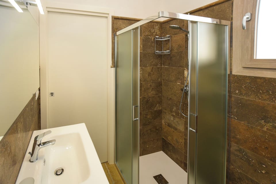 Comfort Double Room, Garden View | Bathroom | Bidet, towels, soap, shampoo