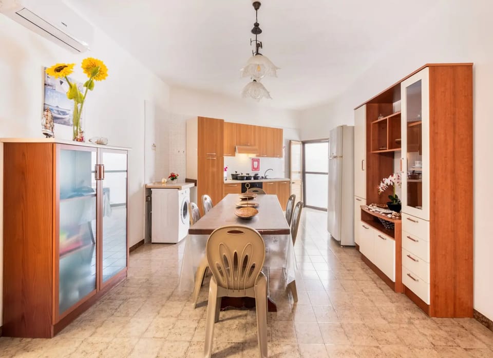 House, 4 Bedrooms, Smoking, Balcony | Dining room