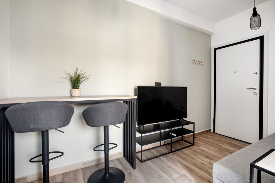 Deluxe Double Room, 1 Bedroom, Balcony, City View | In-room dining