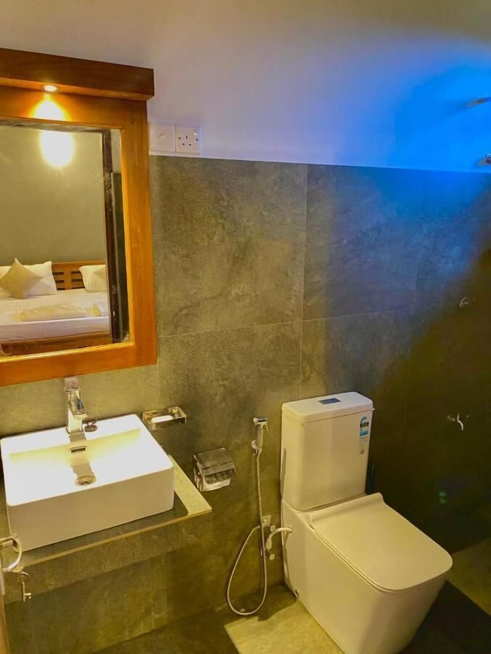 Deluxe Double Room, Garden View | Bathroom | Free toiletries, bathrobes, bidet, towels