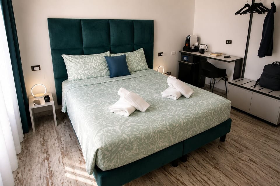 Deluxe Townhome, 1 King Bed, Non Smoking, Housekeeping | 1 bedroom, desk, laptop workspace, soundproofing