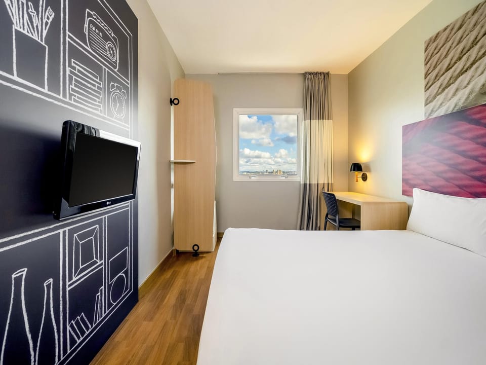 Standard Room, 1 Double Bed, Accessible (Accessible) | Minibar, desk, blackout drapes, soundproofing