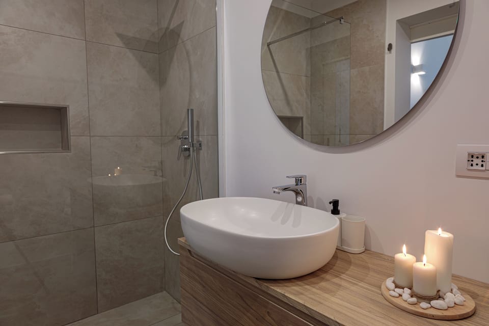 Camera 104 | Bathroom | Shower, hair dryer, towels, soap