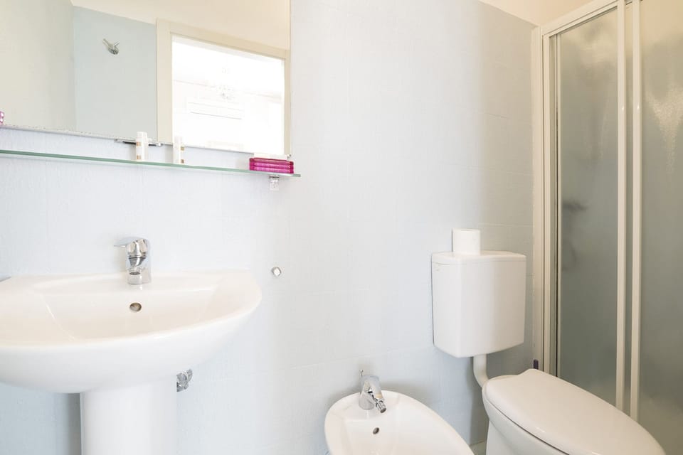 Standard Double Room | Bathroom | Shower, free toiletries, hair dryer, towels