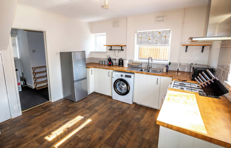 House | Private kitchen | Fridge, microwave, oven, stovetop