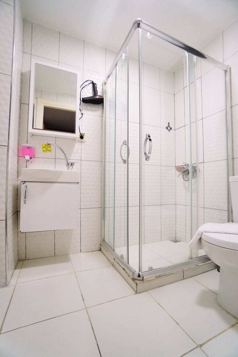 Triple Room | Bathroom | Shower, hair dryer, slippers, bidet