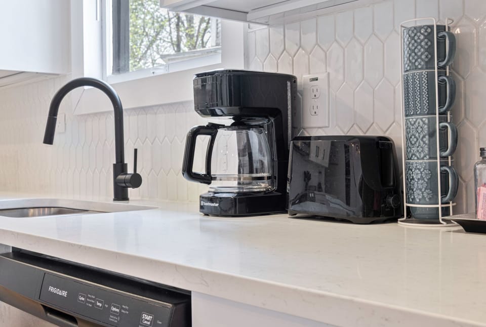 House (4 Bedrooms) | Private kitchen | Microwave, oven, coffee/tea maker