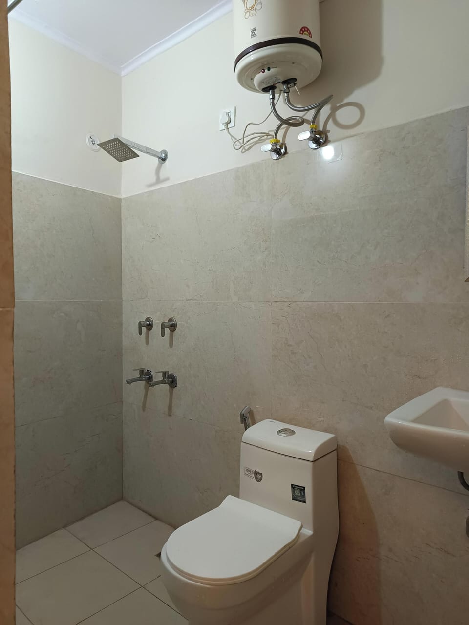 Classic Triple Room, Balcony, City View | Bathroom | Shower, towels, soap, shampoo