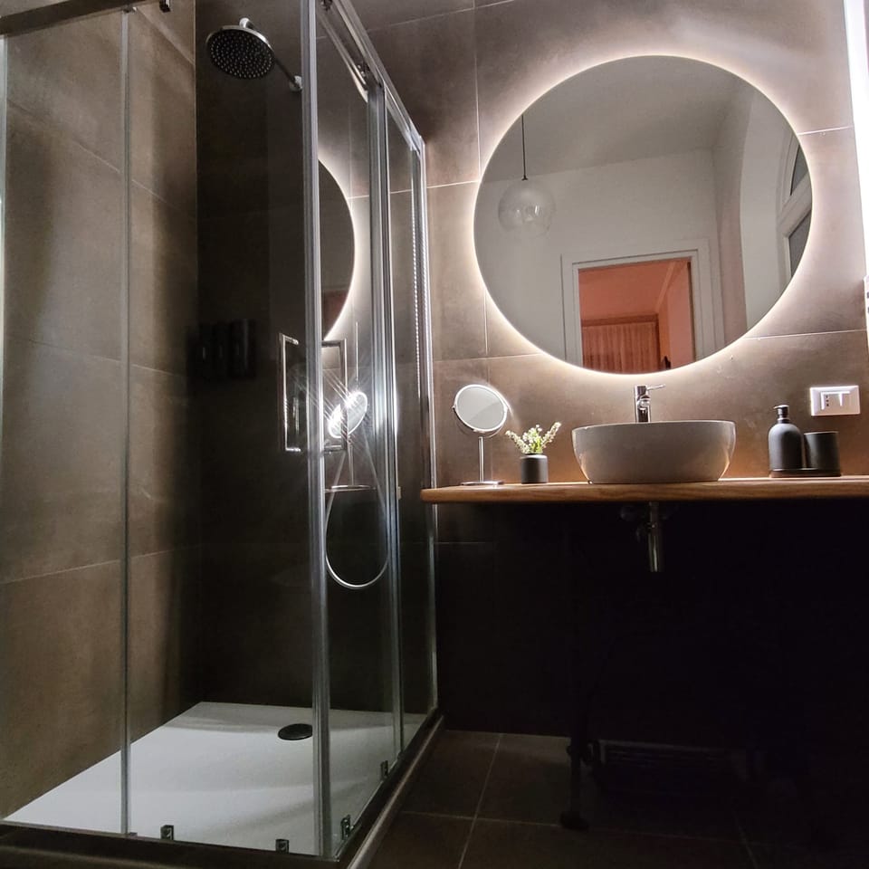 Double Room | Bathroom | Hair dryer, towels, soap, shampoo