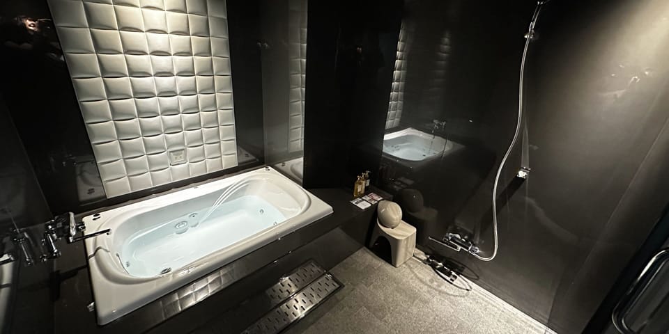 President Suite (Smoking) | Bathroom | Free toiletries, slippers, bidet, soap