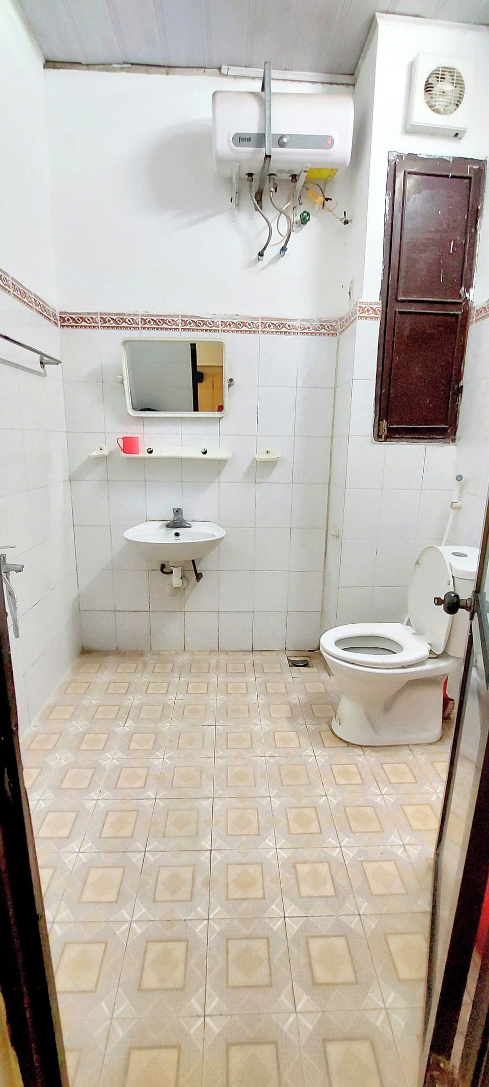 Shower, free toiletries, slippers, bidet