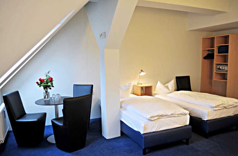 Standard Double or Twin Room | Living area