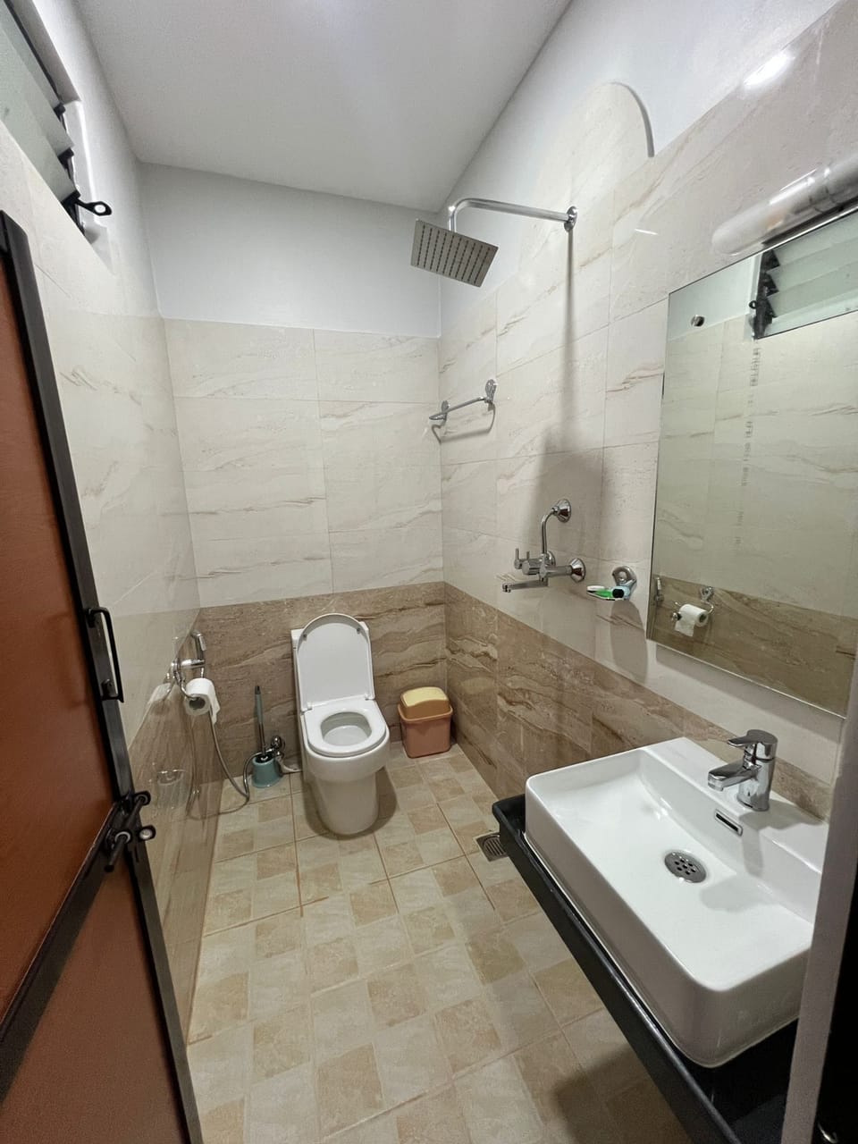 Shower, hair dryer, slippers, bidet
