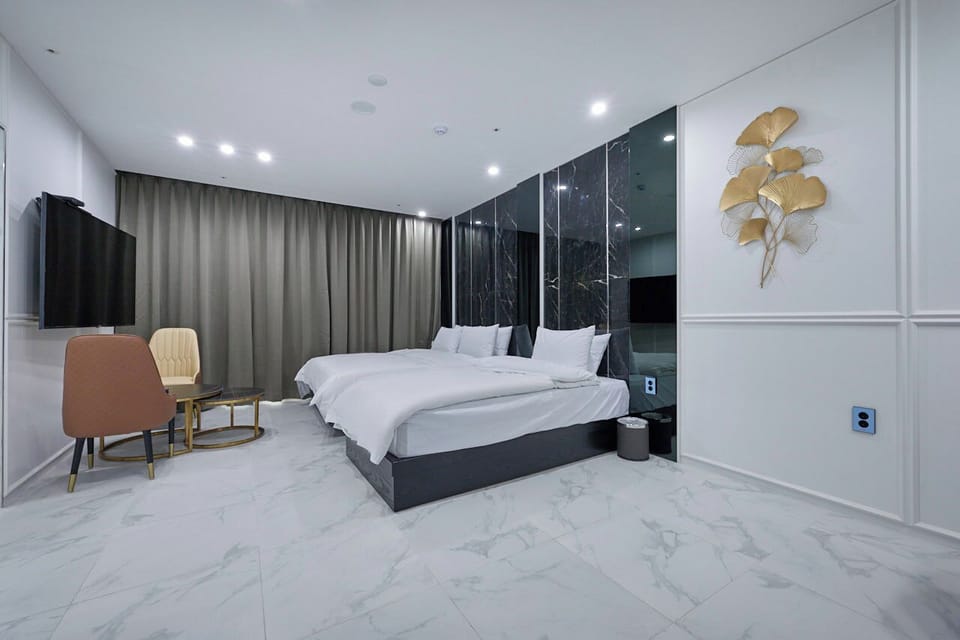 Family Twin Room | Desk, laptop workspace, blackout drapes, free WiFi