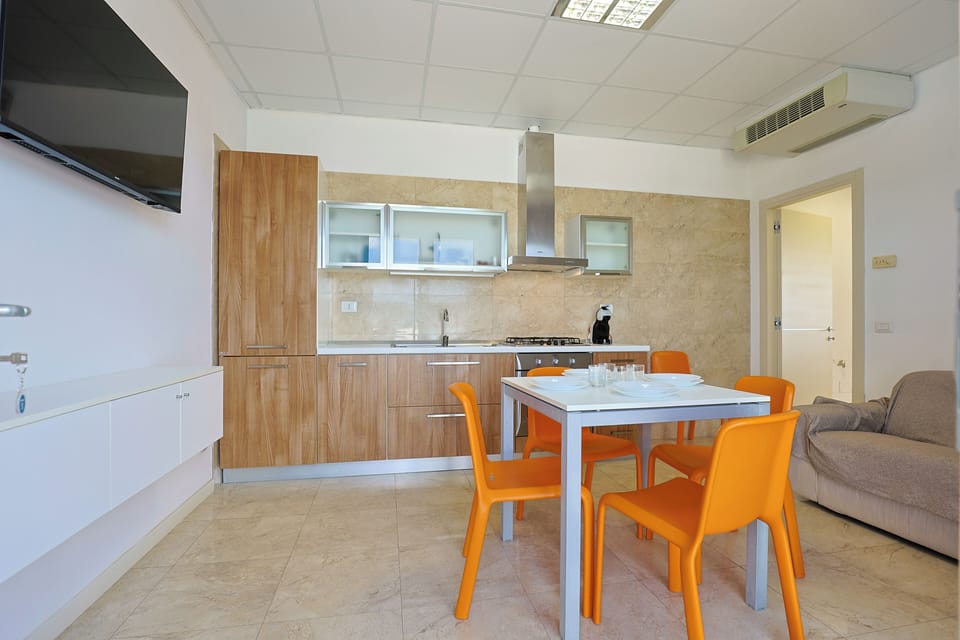 Comfort Suite, Kitchen, Garden View | Desk, laptop workspace, soundproofing, free WiFi