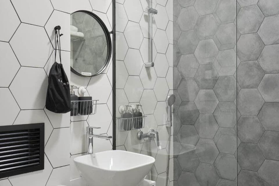 Economy Room | Bathroom | Shower, free toiletries, hair dryer, bathrobes