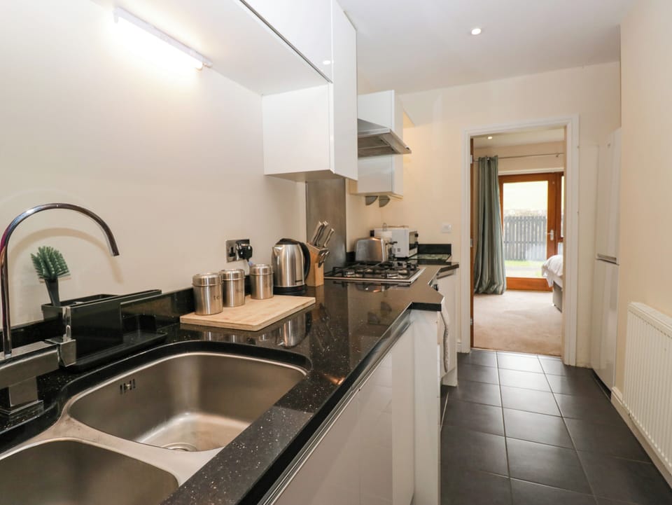 Cottage | Private kitchen | Fridge, microwave, dishwasher, toaster