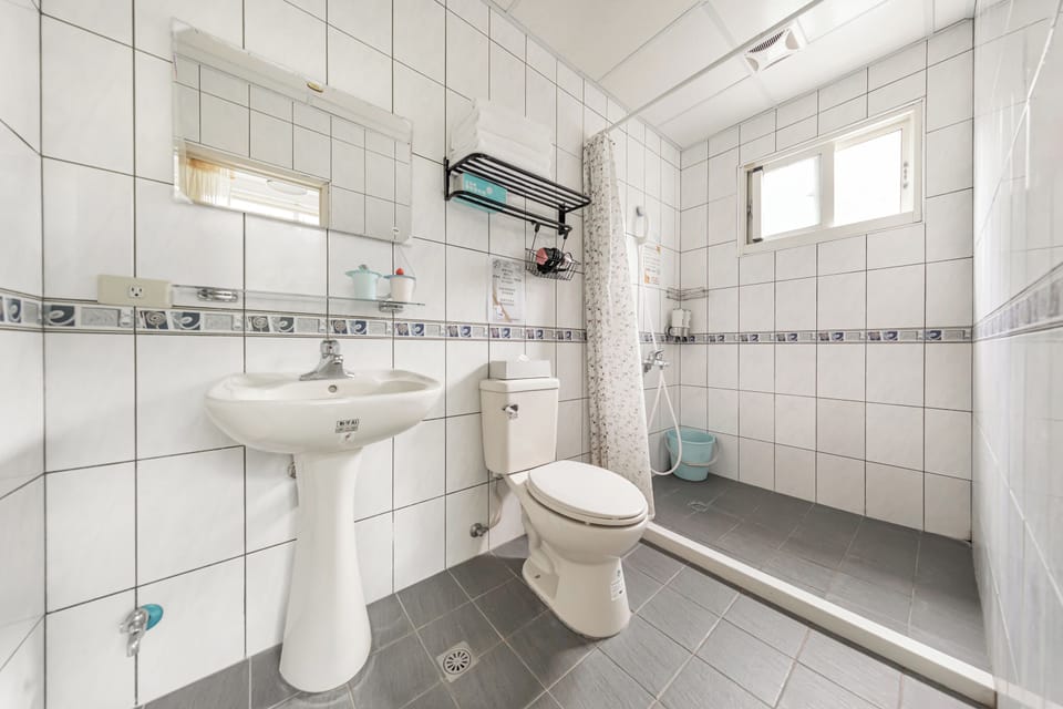 Classic Quadruple Room | Bathroom | Shower, hair dryer, towels, shampoo