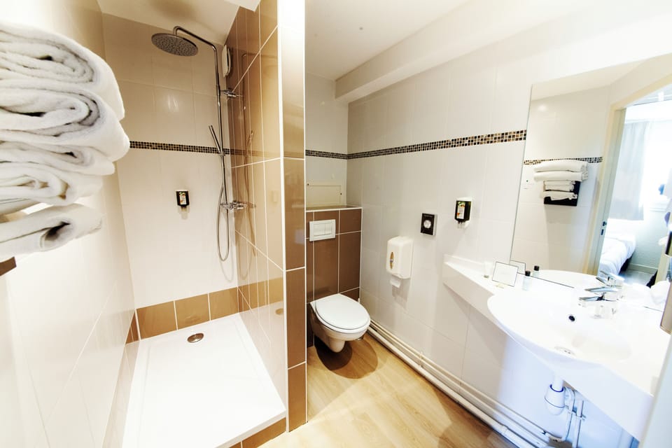 Triple Room | Bathroom | Hair dryer, towels, soap, shampoo