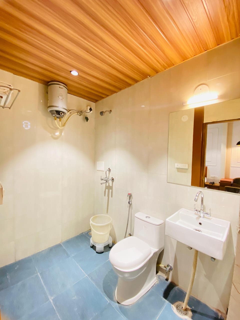 Classic Double Room | Bathroom | Shower, free toiletries, towels, soap
