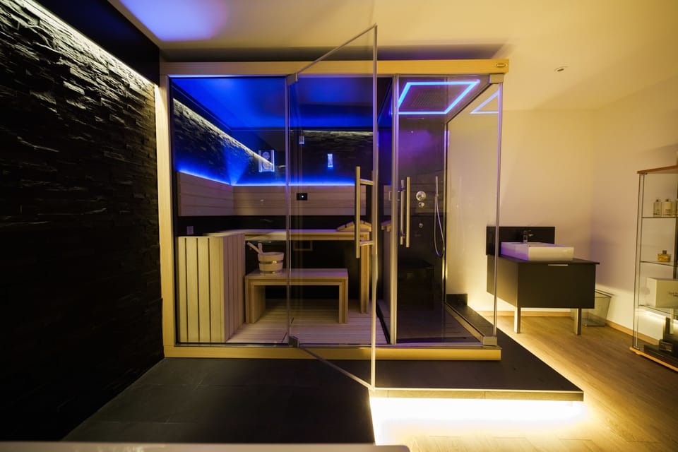 Sauna, hot tub