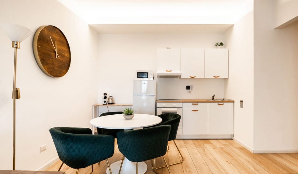 Quadruple Room | Living area | TV
