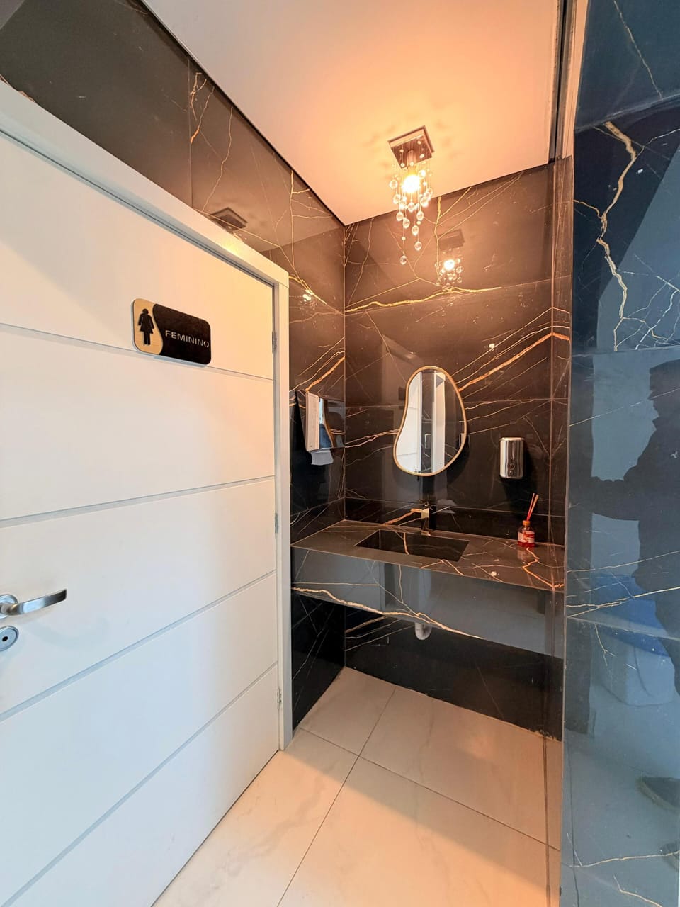 Shower, free toiletries, towels