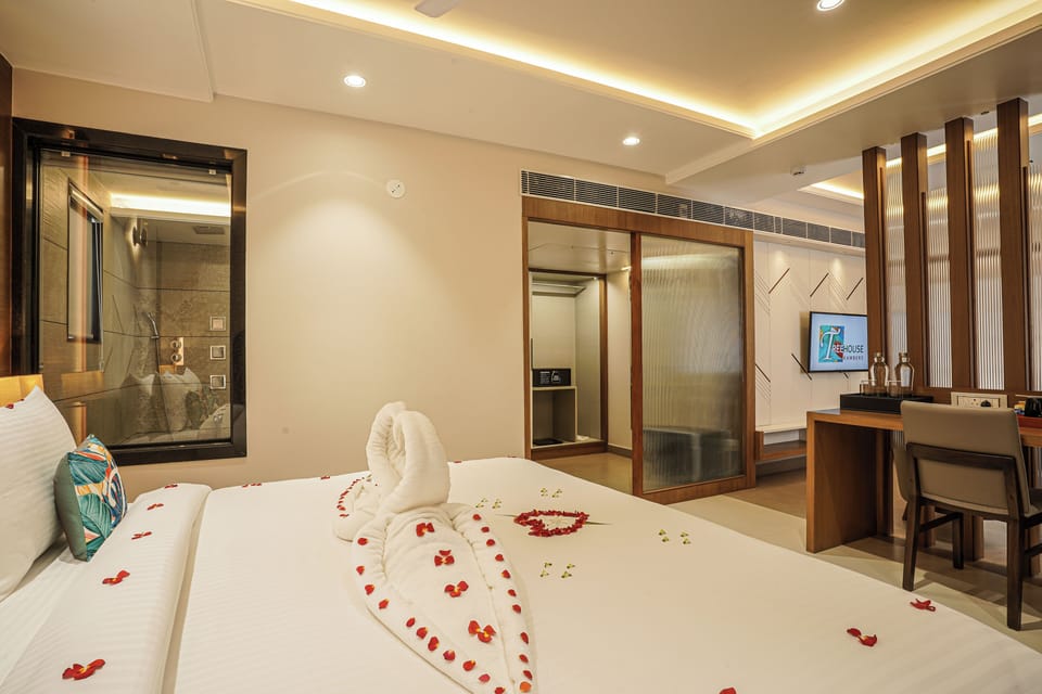 Executive Suite, City View | In-room safe, desk, laptop workspace, blackout drapes