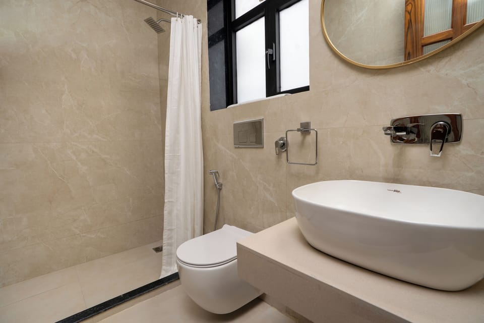 Executive Room | Bathroom | Shower, slippers, towels, soap