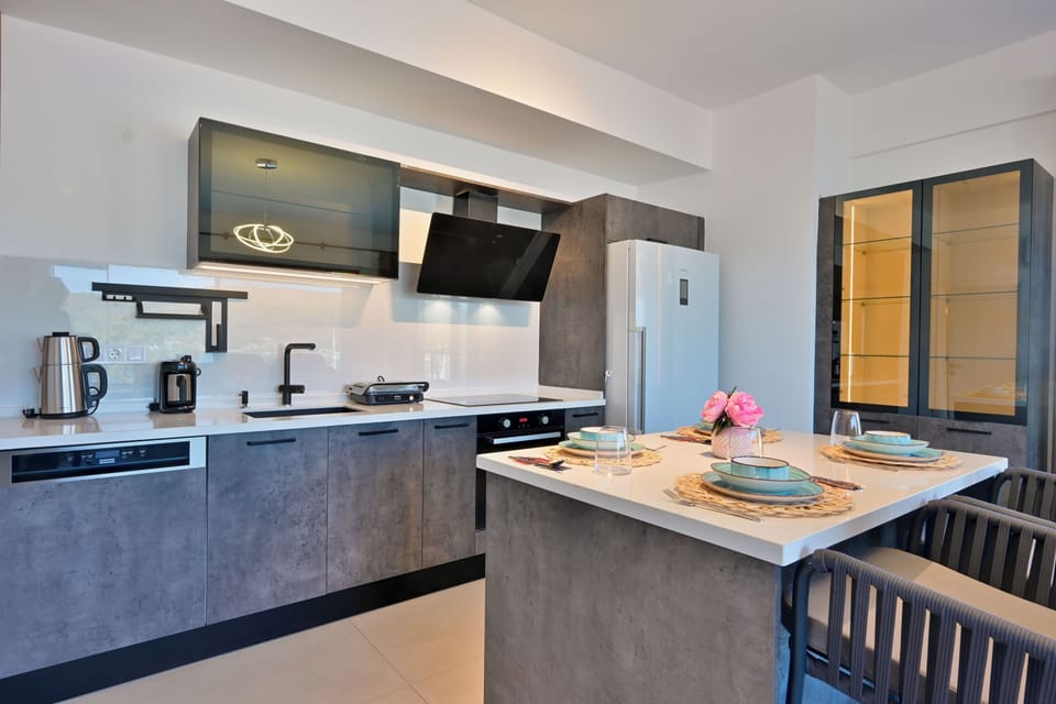 Deluxe Apartment, Sea View | 2 bedrooms, desk, free WiFi