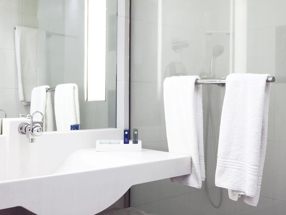 Executive Room, 1 Queen Bed with Sofa bed | Hypo-allergenic bedding, minibar, in-room safe, desk