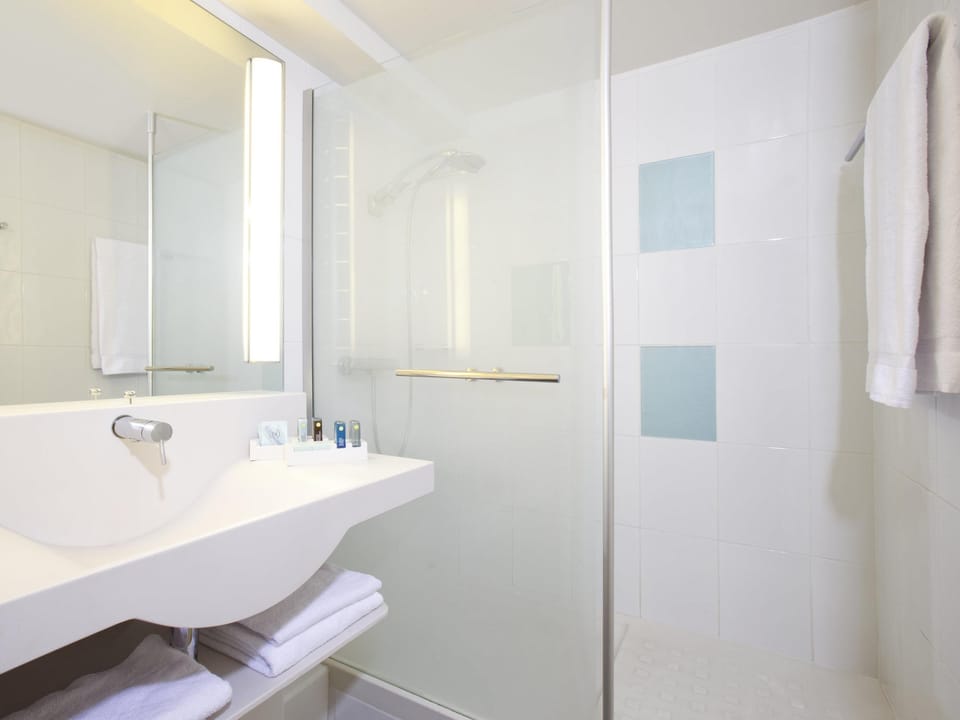 Hypo-allergenic bedding, minibar, in-room safe, desk