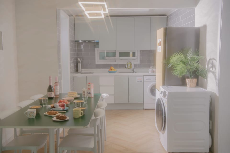Suite (non-Korean nationals only) | Private kitchen | Fridge, microwave, stovetop, cookware/dishes/utensils