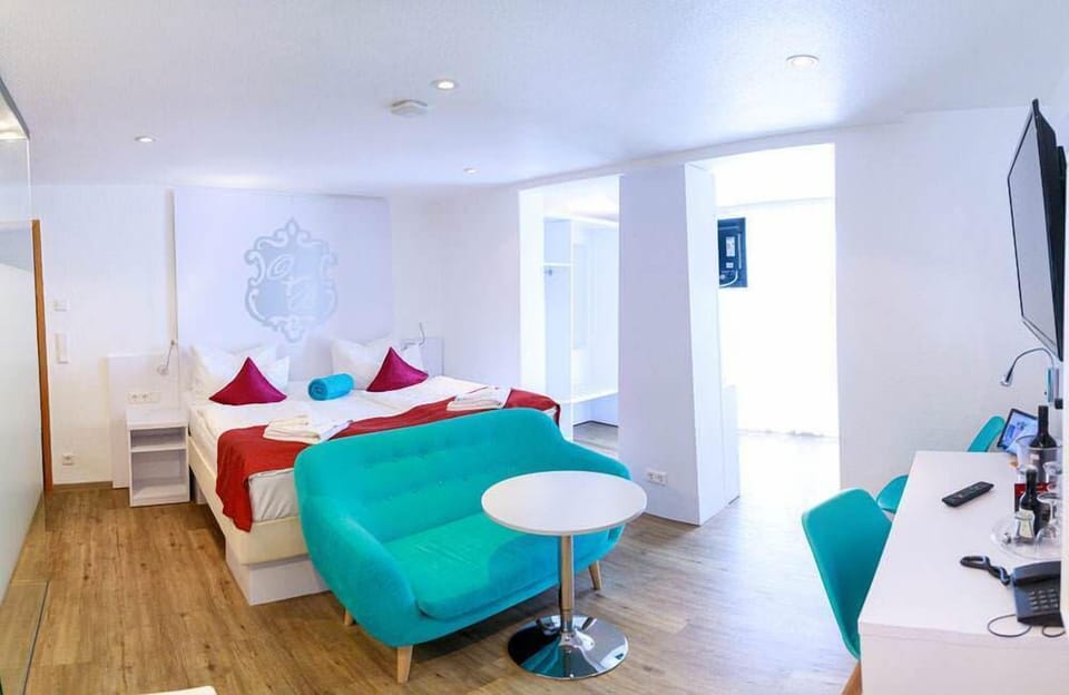 Familienzimmer | In-room safe, desk, free WiFi