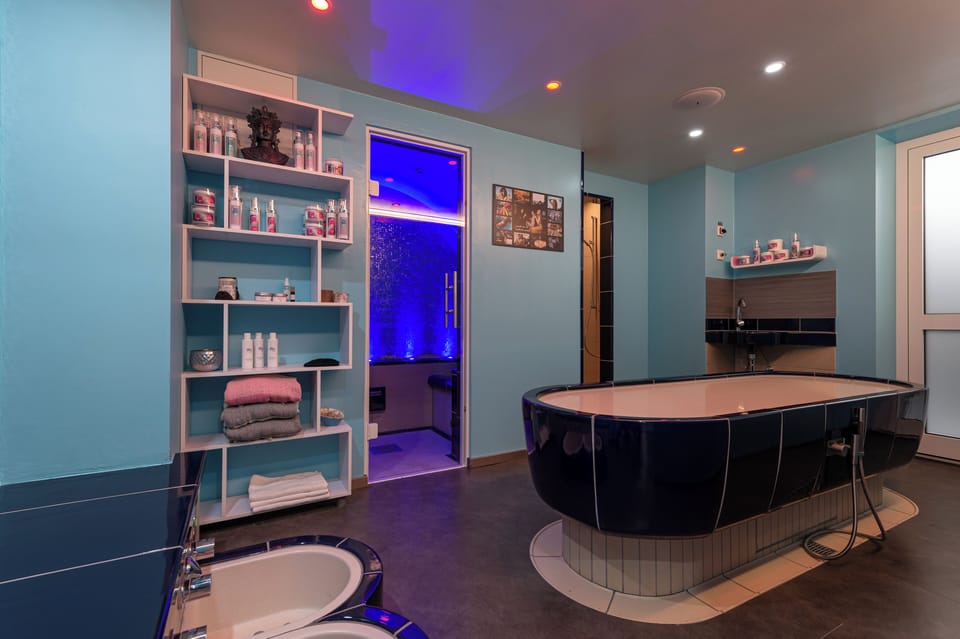 Sauna, steam room, Turkish bath, body treatments, body wraps