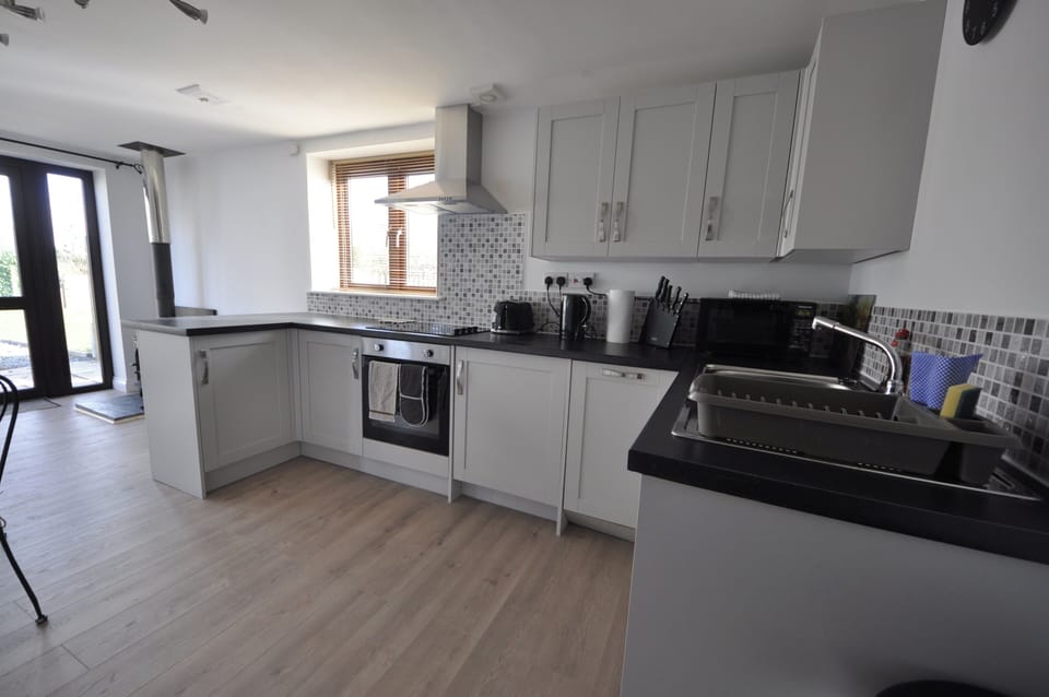 Chalet | Private kitchen | Fridge, microwave, oven, stovetop
