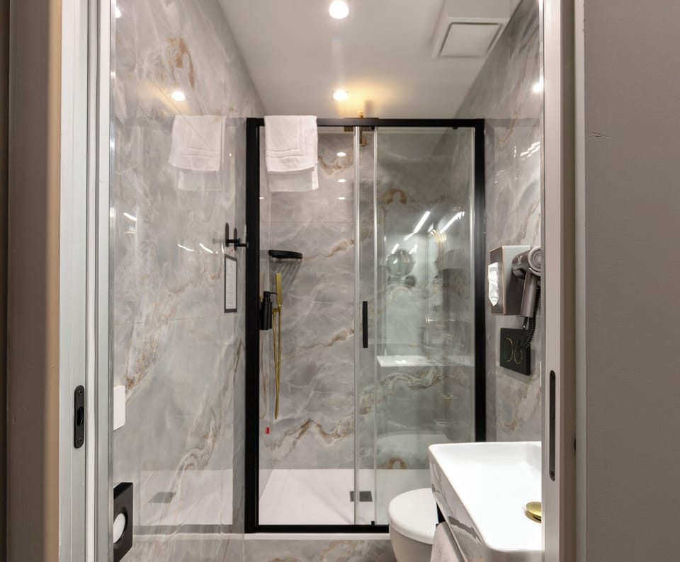 Signature Double or Twin Room | Bathroom | Shower, free toiletries, hair dryer, slippers