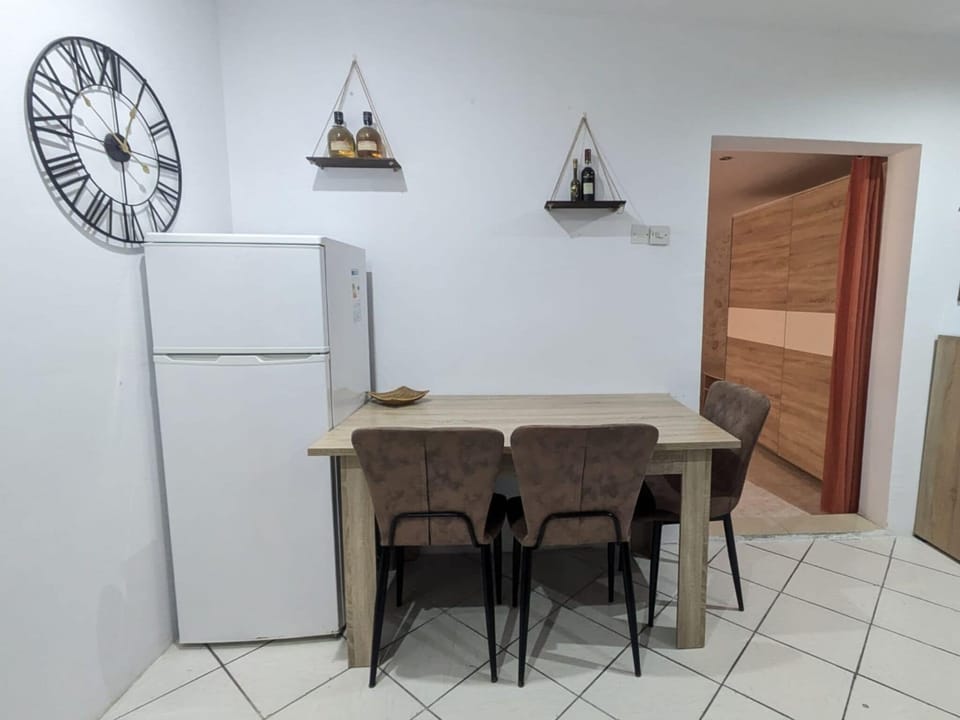 Apartment, 1 Bedroom, Balcony, City View | Dining room