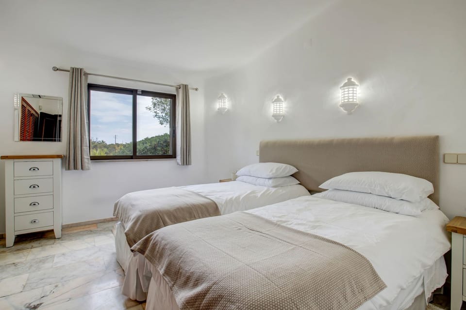 Casa Ryder Casa Ryder Short Walk From Marinha b Villa in Porches