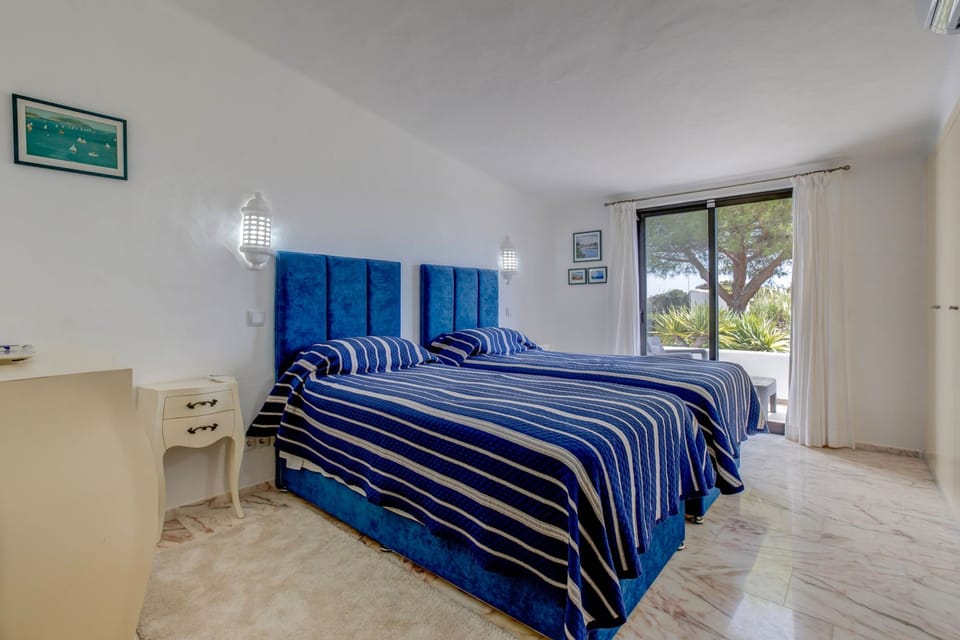 Casa Ryder Casa Ryder Short Walk From Marinha b Villa in Porches