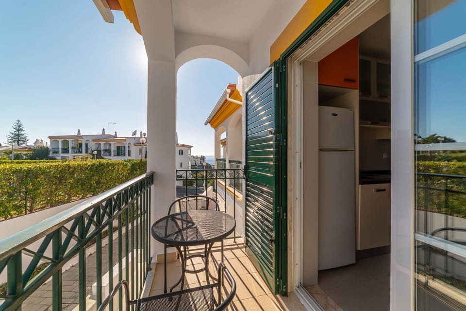 Lily Fabulous 1 BED APT With Roof Terrace Pool Apartment in Carvoeiro