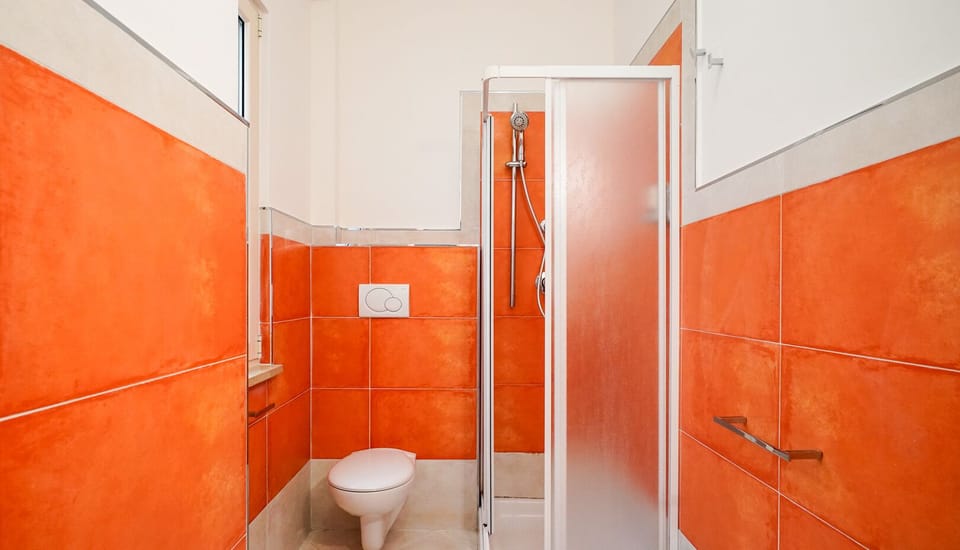 Deluxe Room | Bathroom | Shower, towels, soap, shampoo