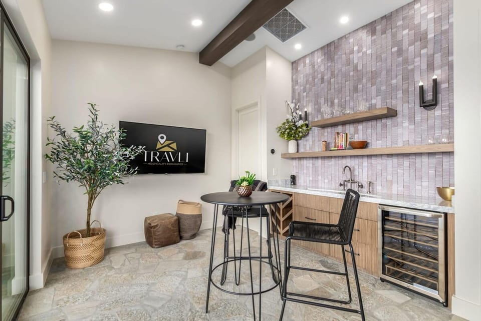 House | 6 bedrooms, desk, high-speed internet