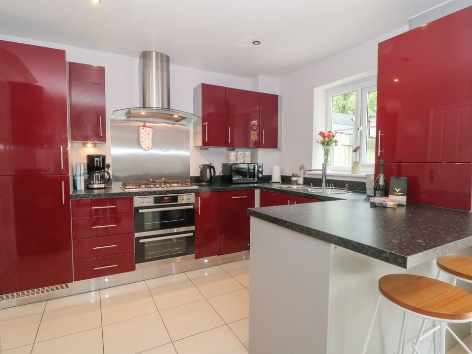 Cottage | Private kitchen | Dishwasher, cookware/dishes/utensils