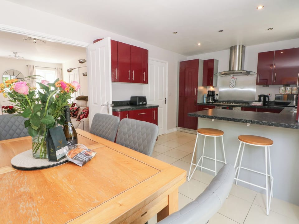 Cottage | Dining