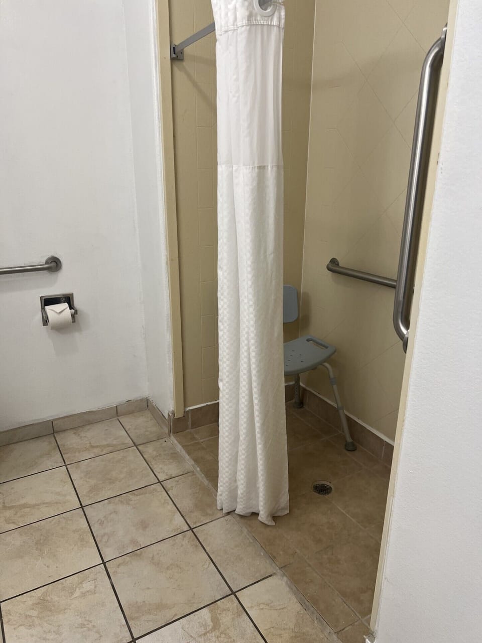 Basic Single Room, 1 King Bed, Roll-in Shower, Private Bathroom | Bathroom | Free toiletries, hair dryer, towels, soap