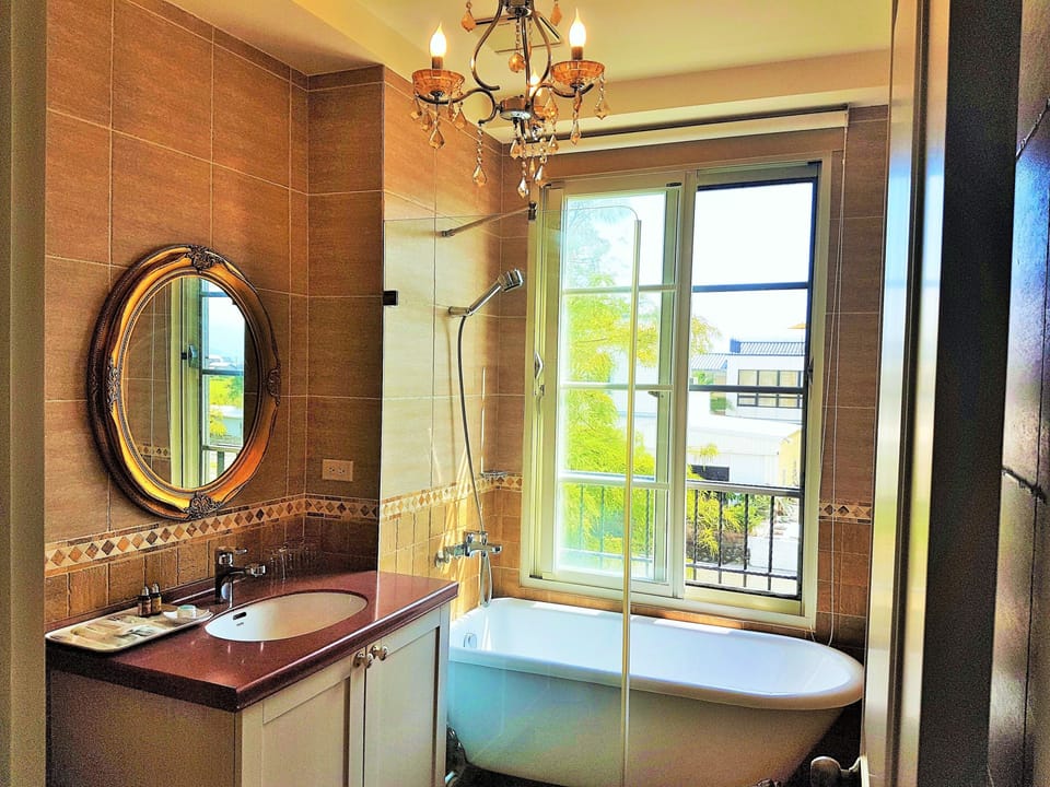 Standard Triple Room | Bathroom | Free toiletries, hair dryer, slippers, towels