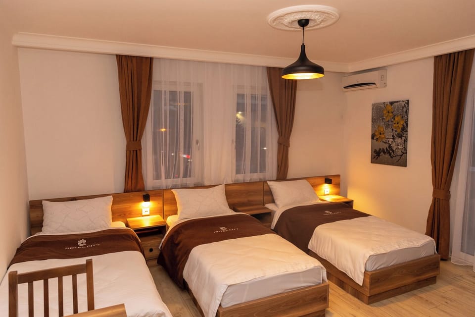 Triple Room | Desk, laptop workspace, blackout drapes, soundproofing