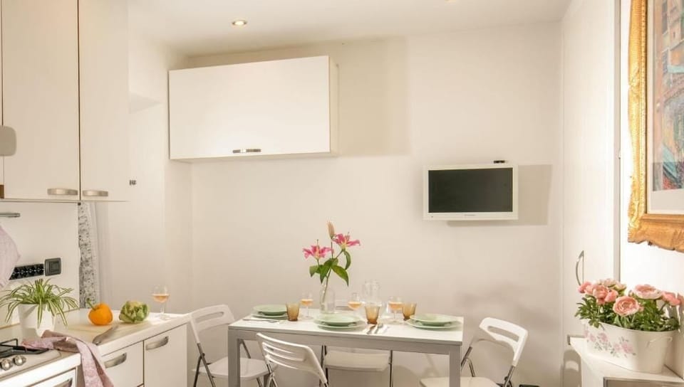 Deluxe Apartment, City View | Private kitchen | Mini-fridge, microwave, stovetop, dishwasher